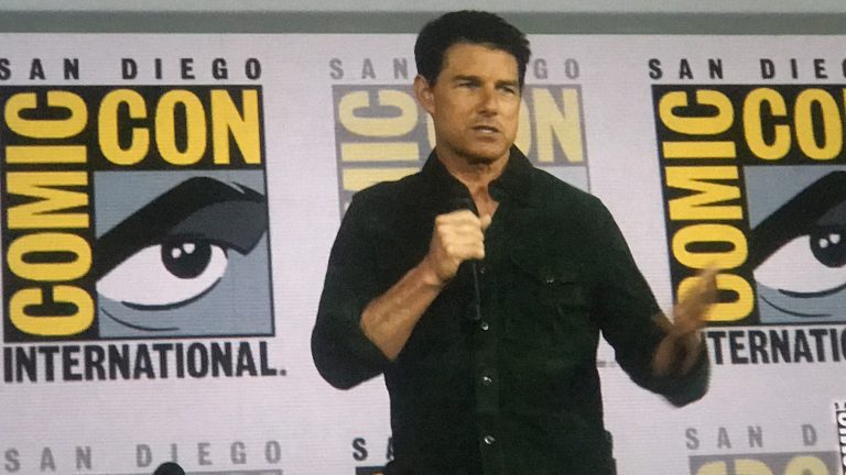 SURPRISE GUEST TOM CRUISE SOARS INTO COMIC-CON HALL H WITH “TOP GUN MAVERICK” TRAILER