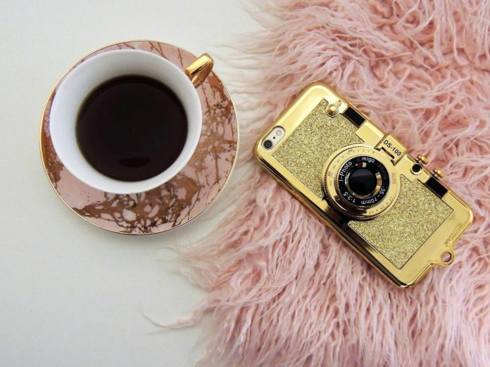 image-38 Gold Smartphone With Clip Lens
